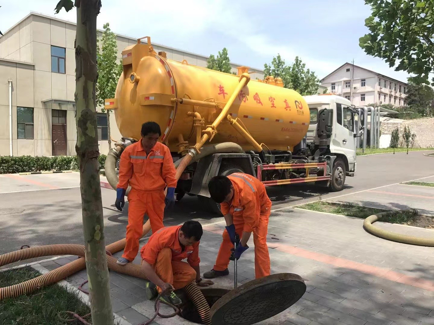 东川化粪池清理与5-8吨吸粪车施工效率分析